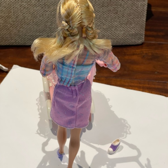 Walking Barbie & baby sister Krissy Doll with talking bassinet on Stroller - Picture 15 of 16